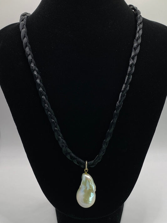 Baroque Pearl Pendant Necklace