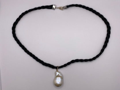 Baroque Pearl Pendant Necklace